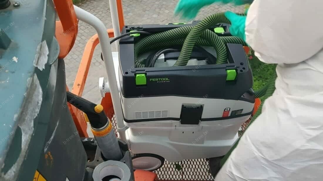 processierupsen bestrijden of verwijderen met speciale stofzuiger
